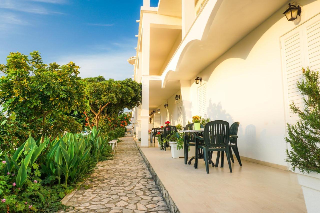 Cubaneros Holiday Inn Laganás Eksteriør bilde