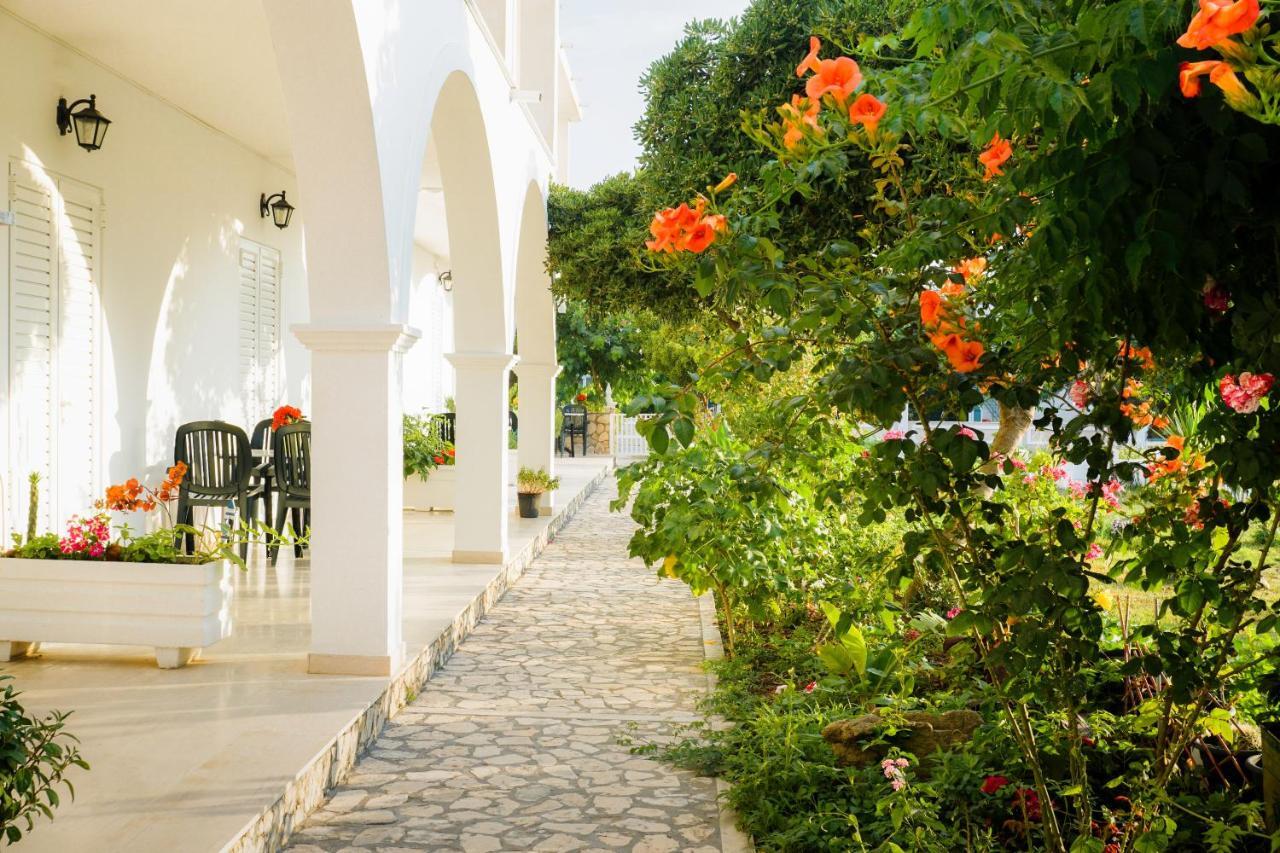 Cubaneros Holiday Inn Laganás Eksteriør bilde
